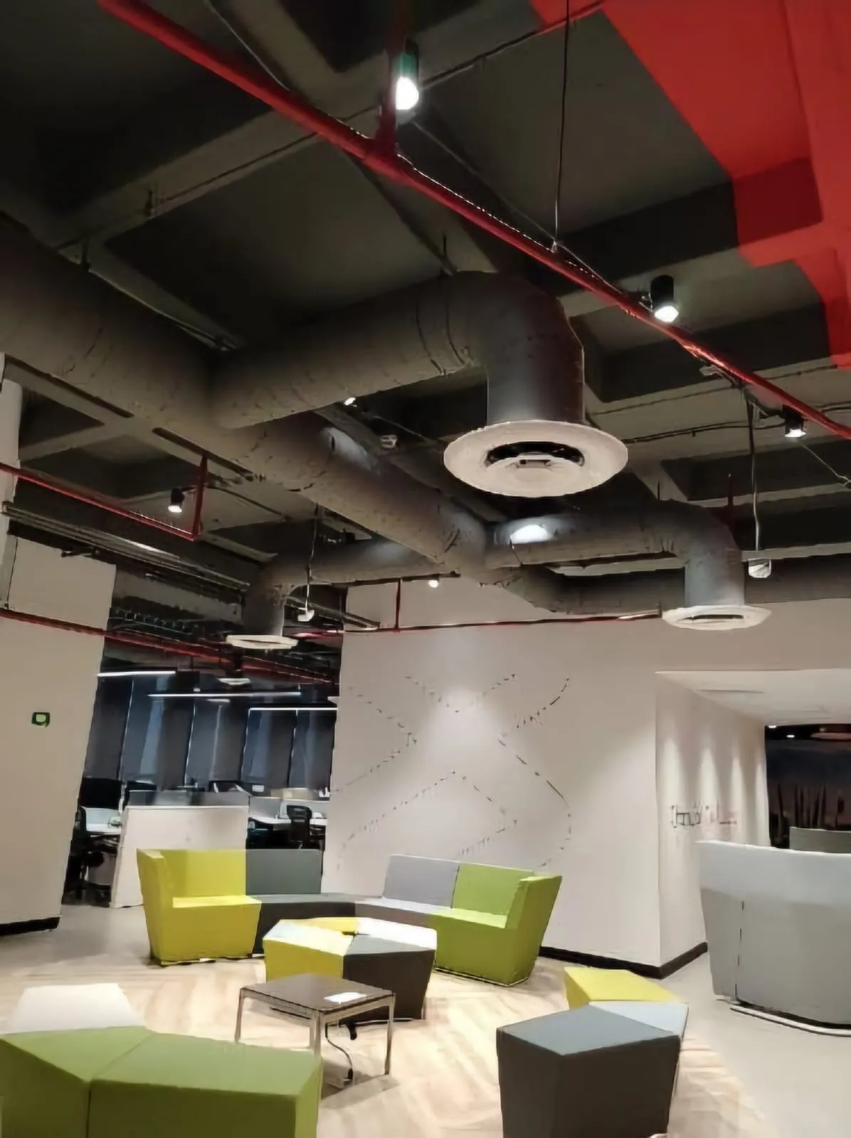 Ductos y difusores de aire acondicionado en el plafón de una oficina