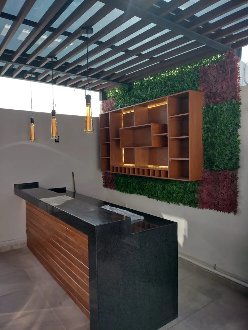 Bar con muro verde