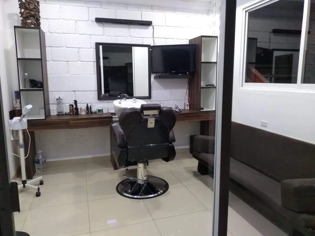 Barbería terminada con estaciones de corte
