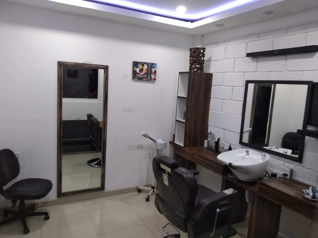 Barbería: plafón con luz LED