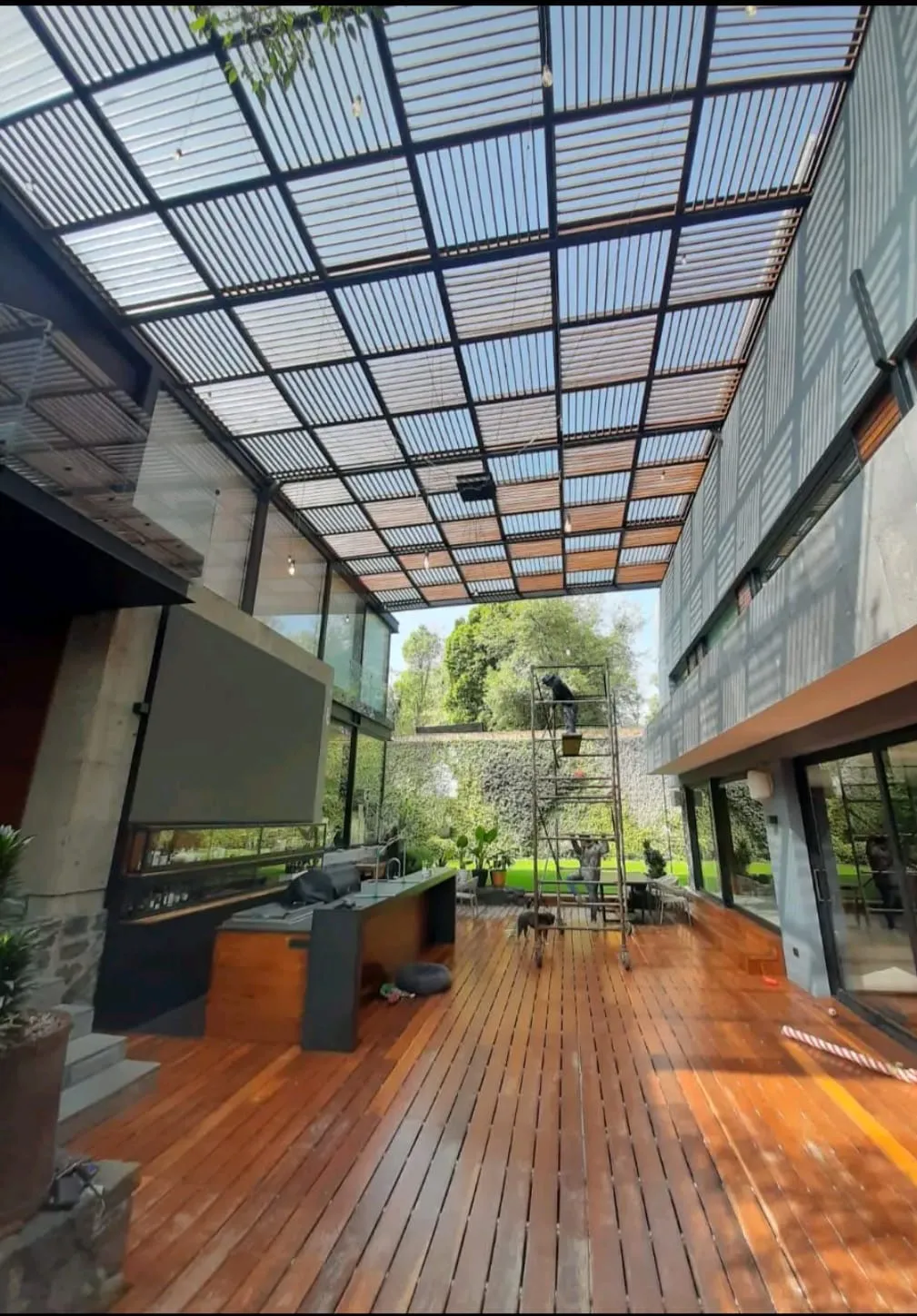 Gran techado de celosía y cristal sobre deck