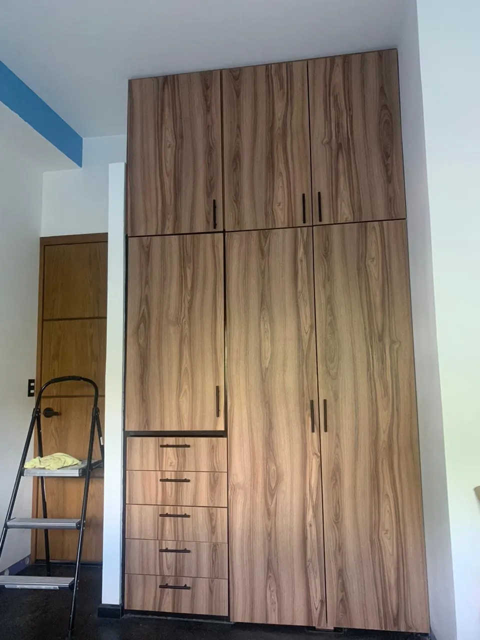 Closet de madera terminado de piso a techo