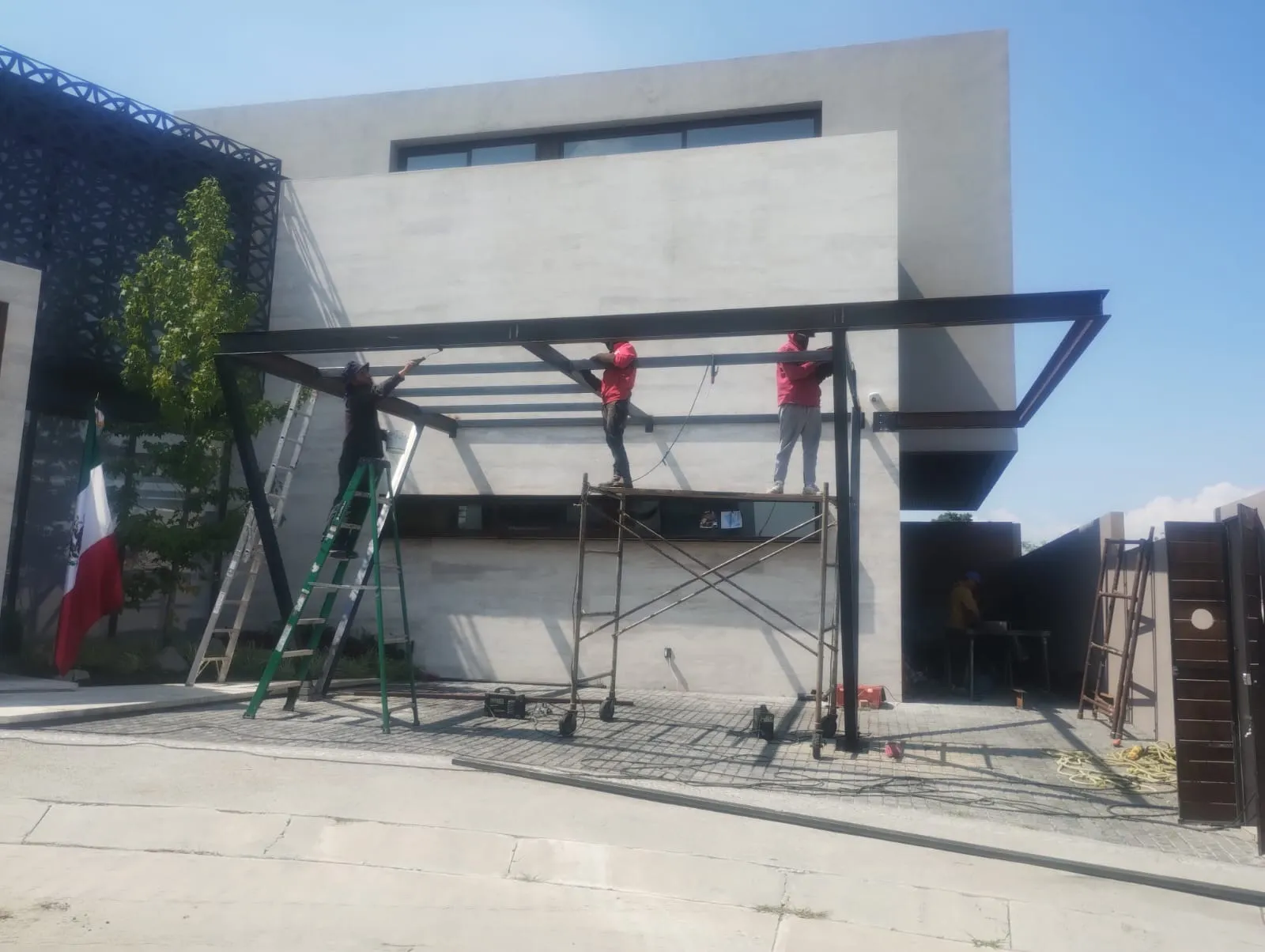 Equipo de Techandote montando una pérgola de acero