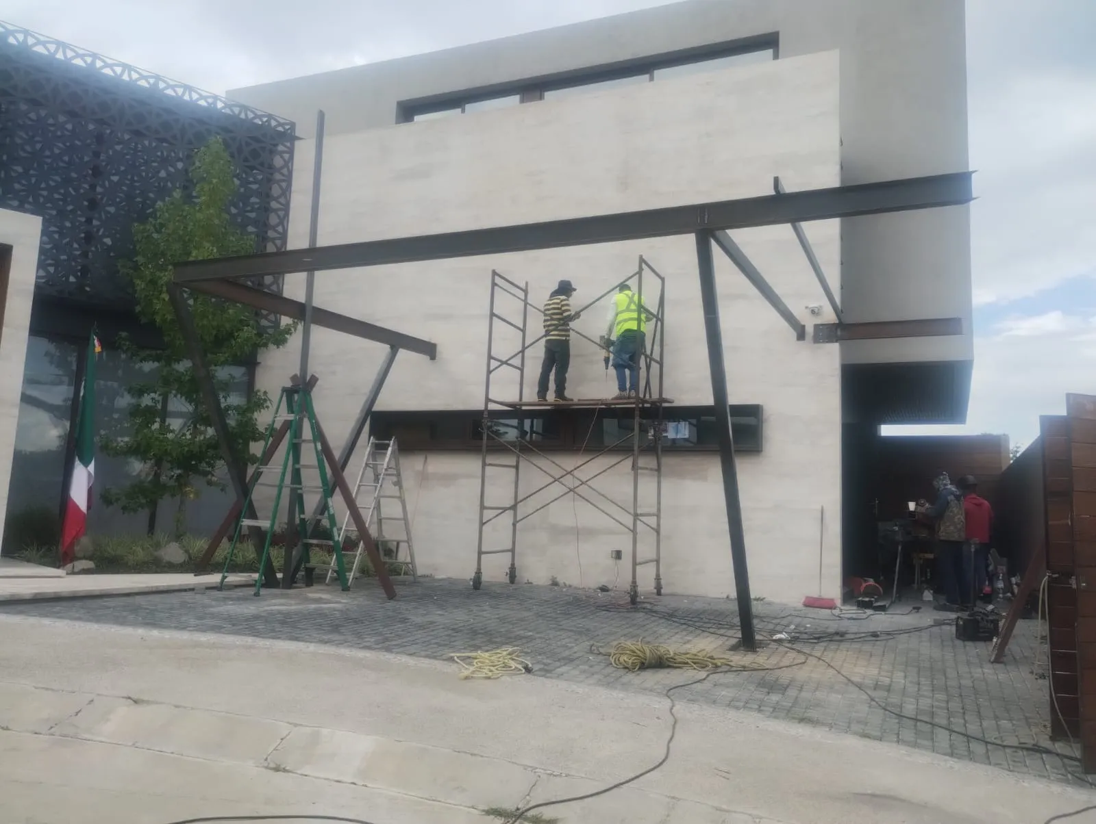 Soldadores de Techandote montando la estructura de un carport