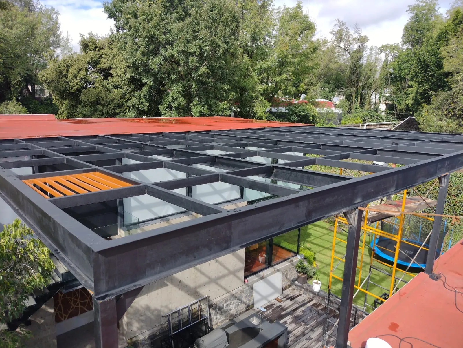 Estructura de acero negro con cristal para techo de terraza vista desde arriba