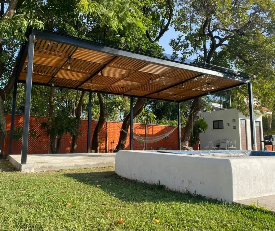 Pérgola de acero en jardín