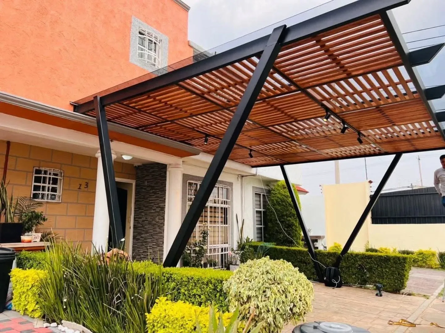 Pérgola voladiza sobre entrada