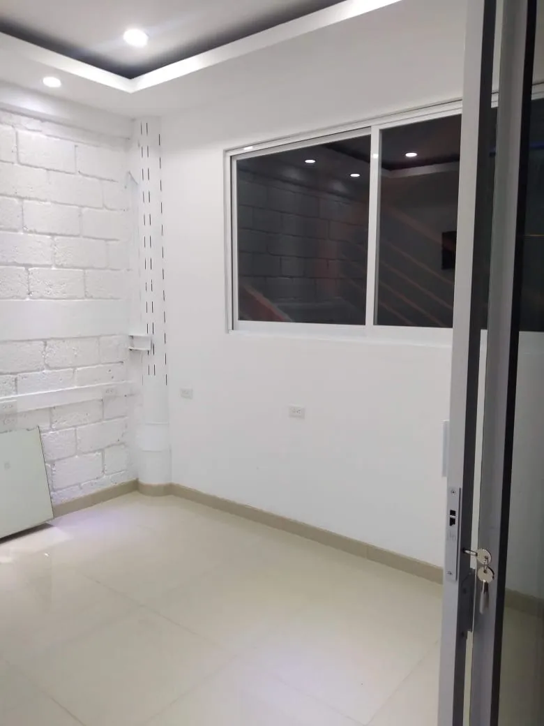 Cabina remodelada con ventana interior, piso porcelánico y puerta de aluminio