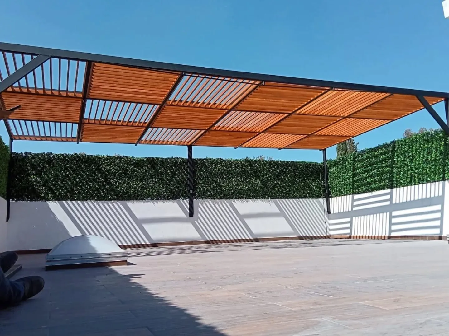 Techado de cochera con muro verde