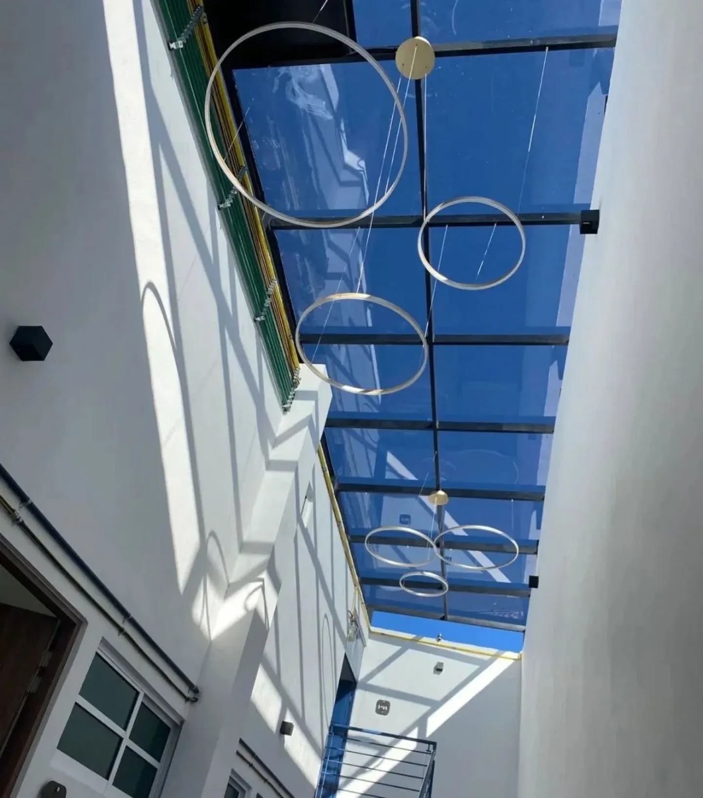 Techado de estructura metálica con cubierta de vidrio templado